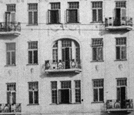 Балкон, с которого Натан Альтман рисовал площадь Свободы. Решетка его отличается от той, что на рисунке.
