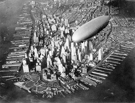 «Гинденбург» над Нью-Йорком. Совсем скоро дирижабль исчезнет в языках пламени