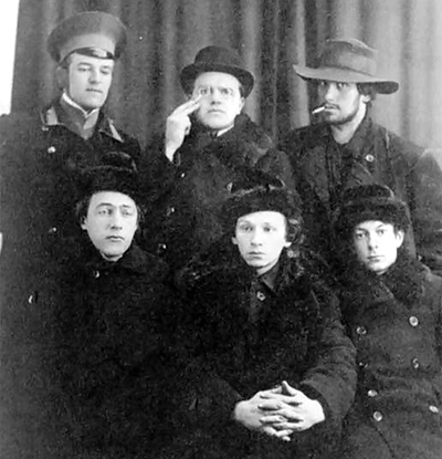 Футуристы. Владимир и Давид Бурлюки, Маяковский, Хлебников (слева, в нижнем ряду)