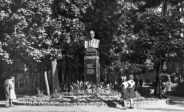 Азгуровский памятник на царском постаменте при входе в Центральный (Александровский) сквер